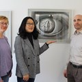 A. Grygorowwicz, Leiterin der Komplementärtherapien, Kunsttherapeutin E. Lee und Dr. F. Riegg, Vertreter des ärztl. Direktors (v. l.), eröffneten die erste Kunstausstellung der Klinik für Forensik am (BKH) Kaufbeuren. - Foto: Georg Schalk