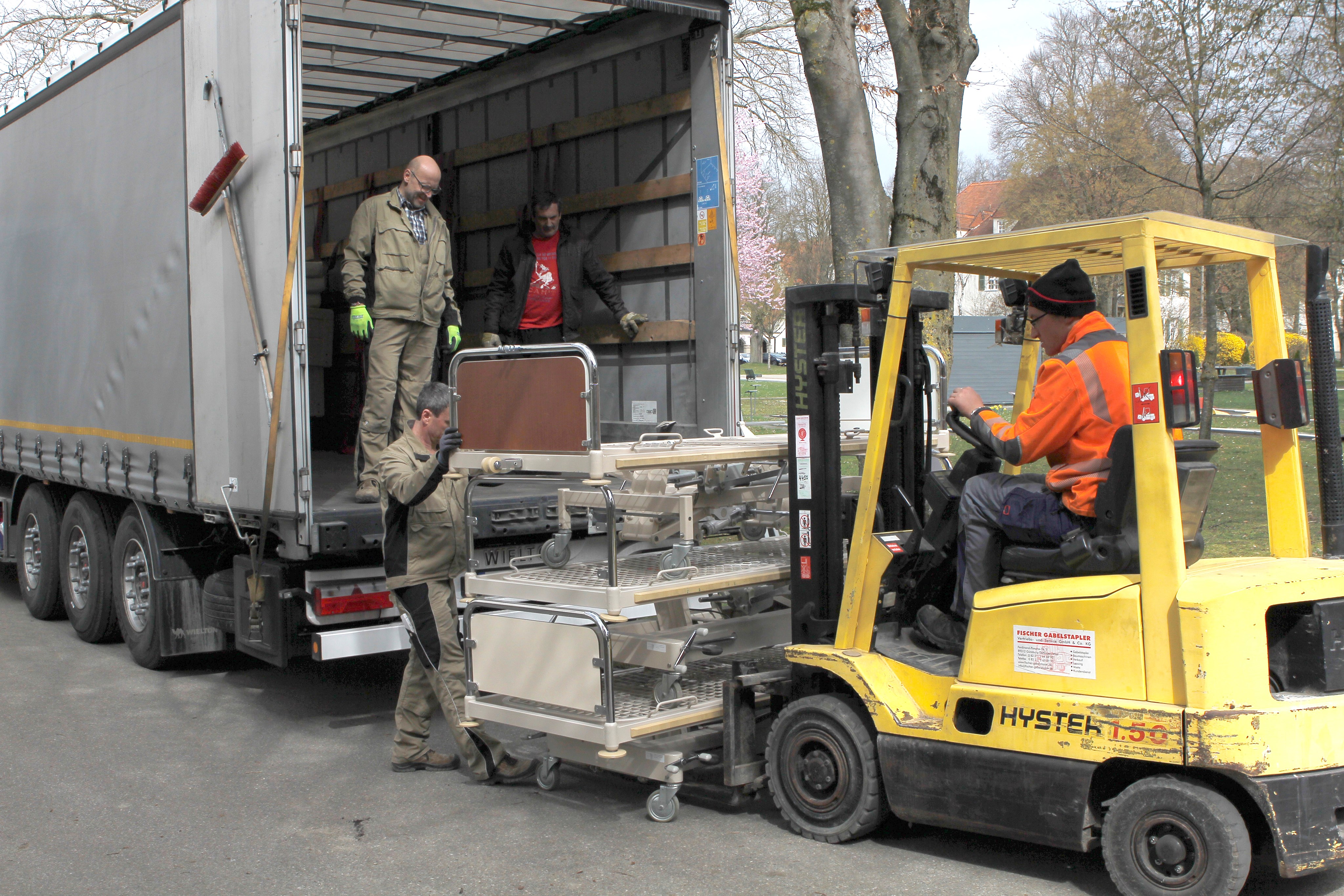 Mitarbeiter des BKH Günzburg beim Verladen der Hilfsgüter. Mit dabei Raimund Sauter und Thomas Müller (beide Schreinerei) sowie Florian Neumann (Hofdienst) und der Lkw-Fahrer. - Foto: Anita Zähnle