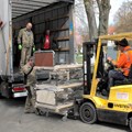 Mitarbeiter des BKH Günzburg beim Verladen der Hilfsgüter. Mit dabei Raimund Sauter und Thomas Müller (beide Schreinerei) sowie Florian Neumann (Hofdienst) und der Lkw-Fahrer. - Foto: Anita Zähnle